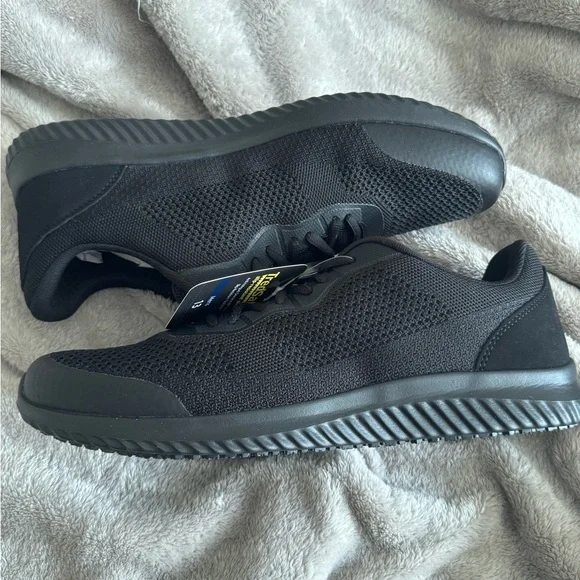 TredaSafe Men's All-Black Athletic Slip-Resistant Shoe - Picture 3 of 6